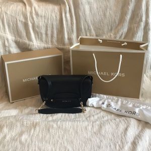 NWT MICHAEL KORS BLACK LEATHER PURSE W/ADJT STRAP